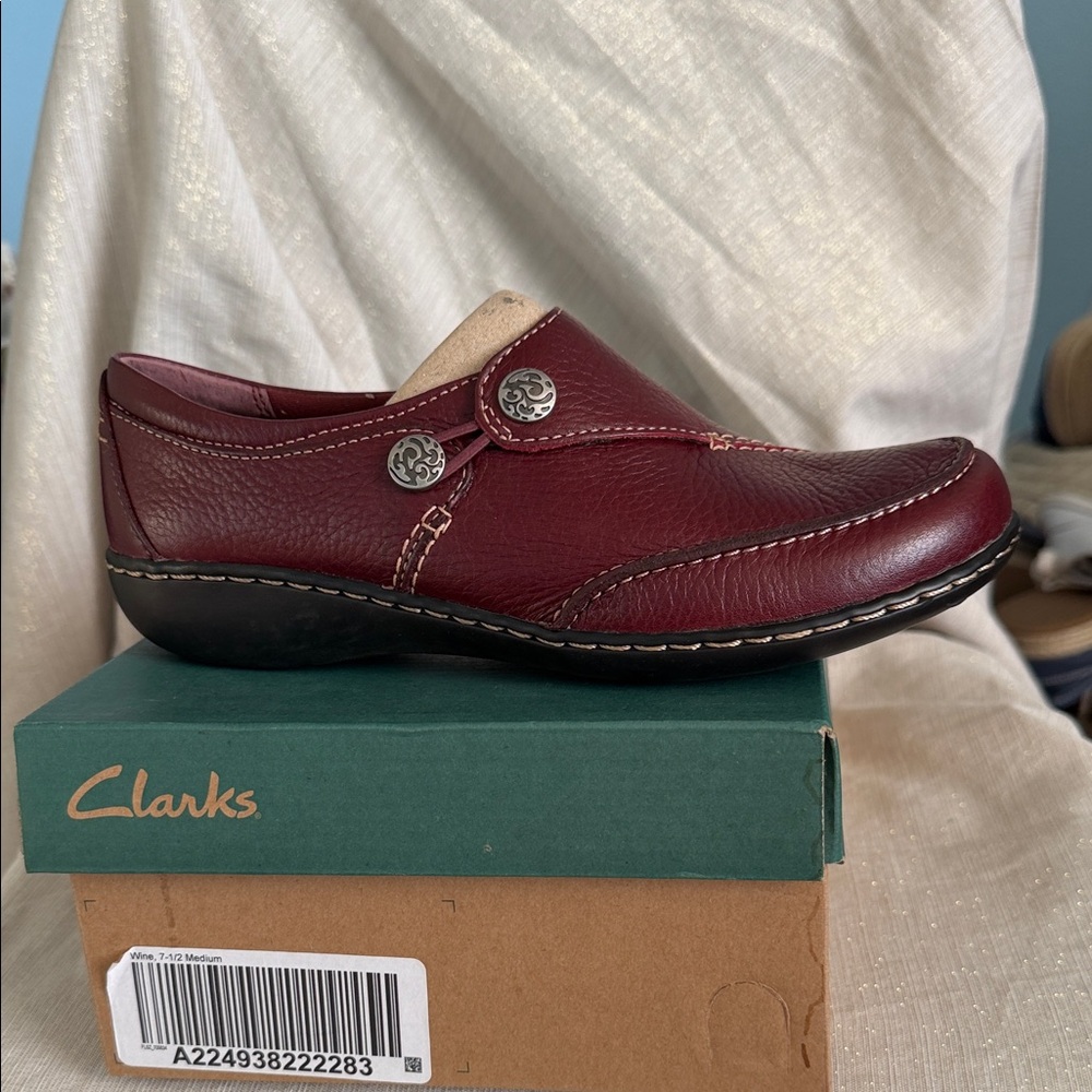 Clarks Women’s Wine Leather Loafers New in Box Soze 7.5 M